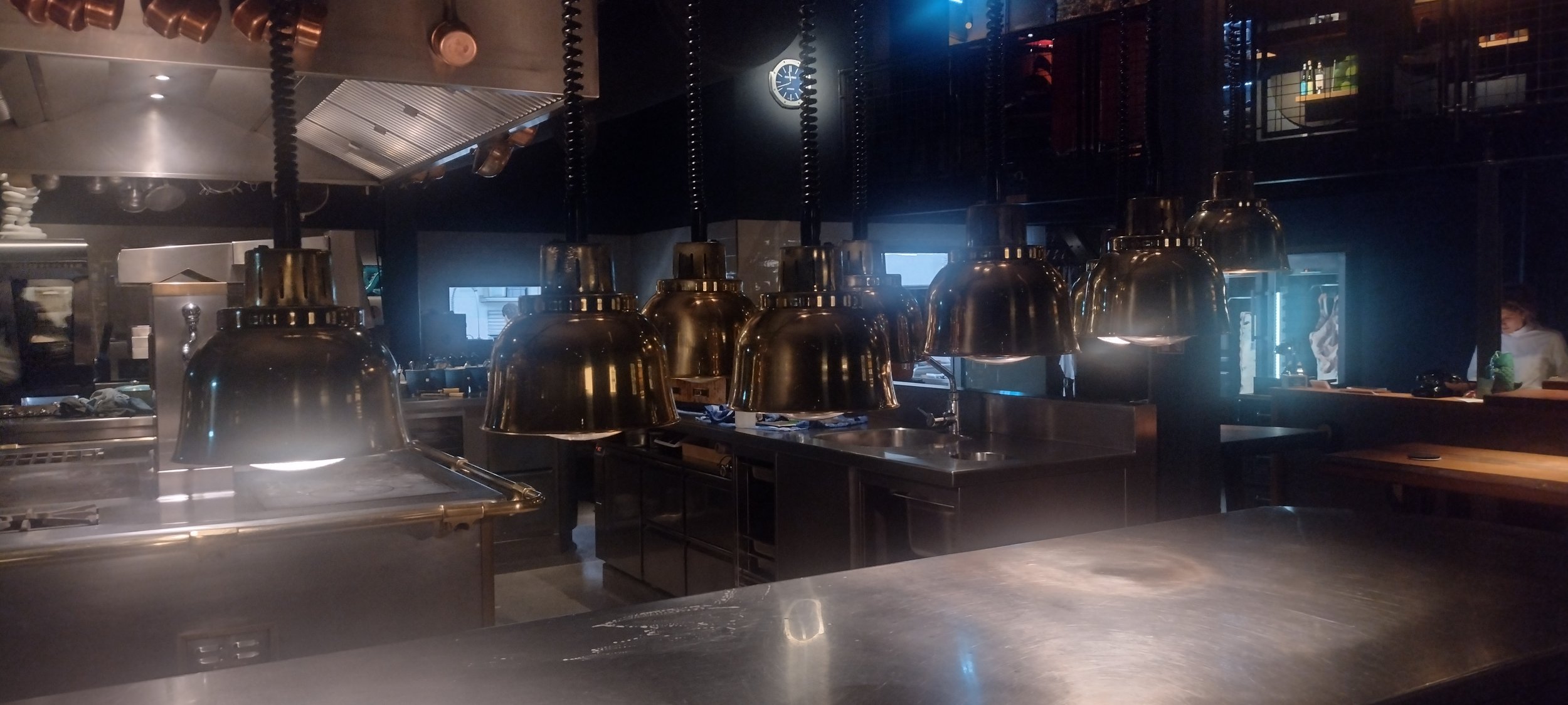 Küche des 100/200 Kitchen in Hamburg auf dem Restaurantblog Tanoshimi - Fine Dine & Wein. Hier findet sich ein Restaurant-Bericht zum 100/200 Kitchen und andere Bewertungen, Kritiken und Rezensionen von Sternerestaurants und Fine Dining