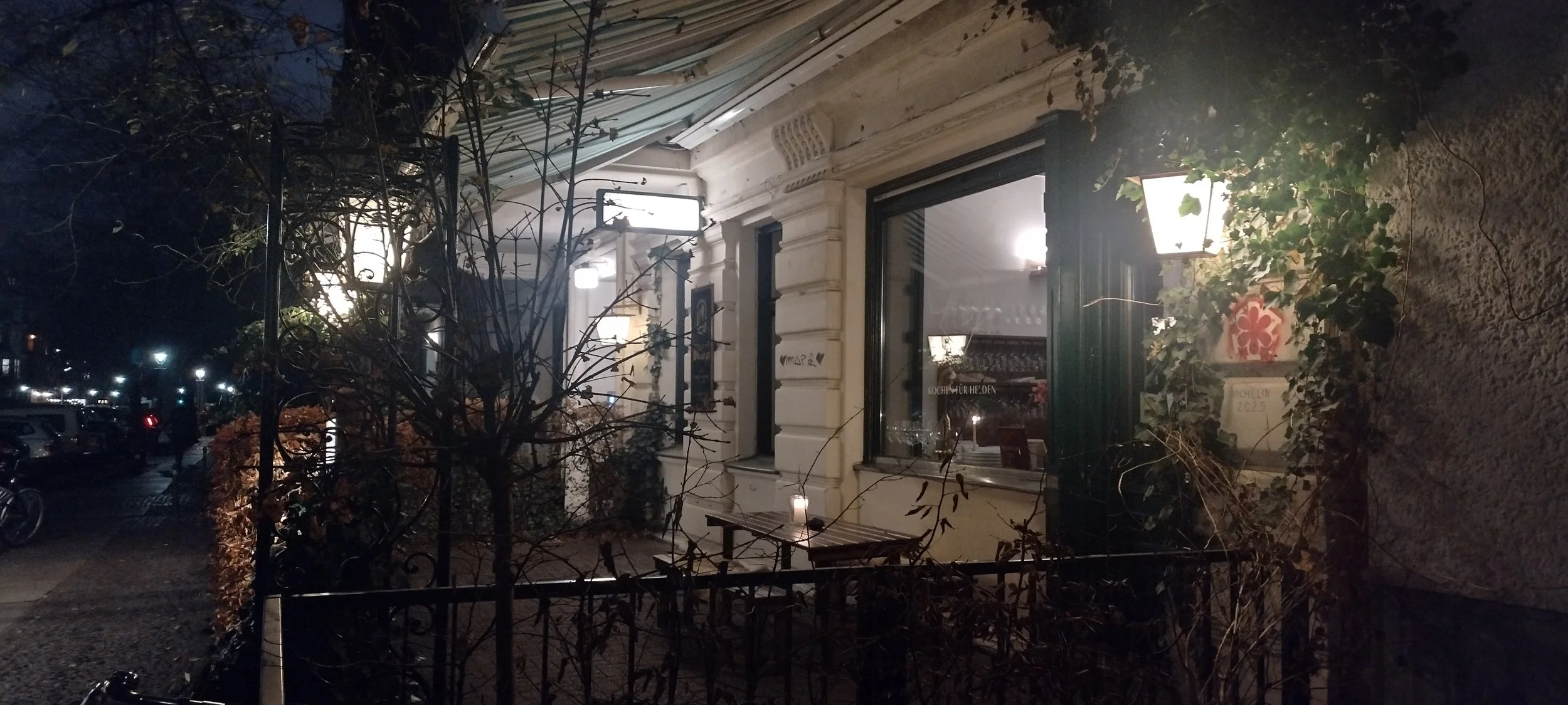 Außenansicht des Berliner Restaurants Tulus Lotrek von Max Strohe und Ilona Scholl. Der Bericht dazu findet sich auf Tanoshimi - Fine Dine & Wein, wo es zahlreiche Restaurantberichte, Restaurantkritiken, Rezensionen und Restaurantbewertungen gibt.