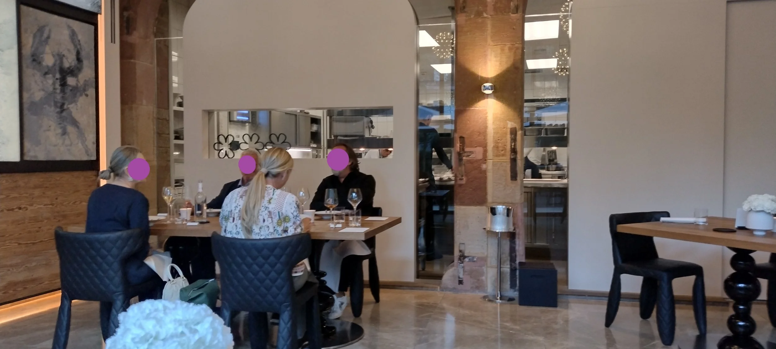 Raum mit Küchenblick im Deidesheimer Dreisternerestaurant L.A. Jordan