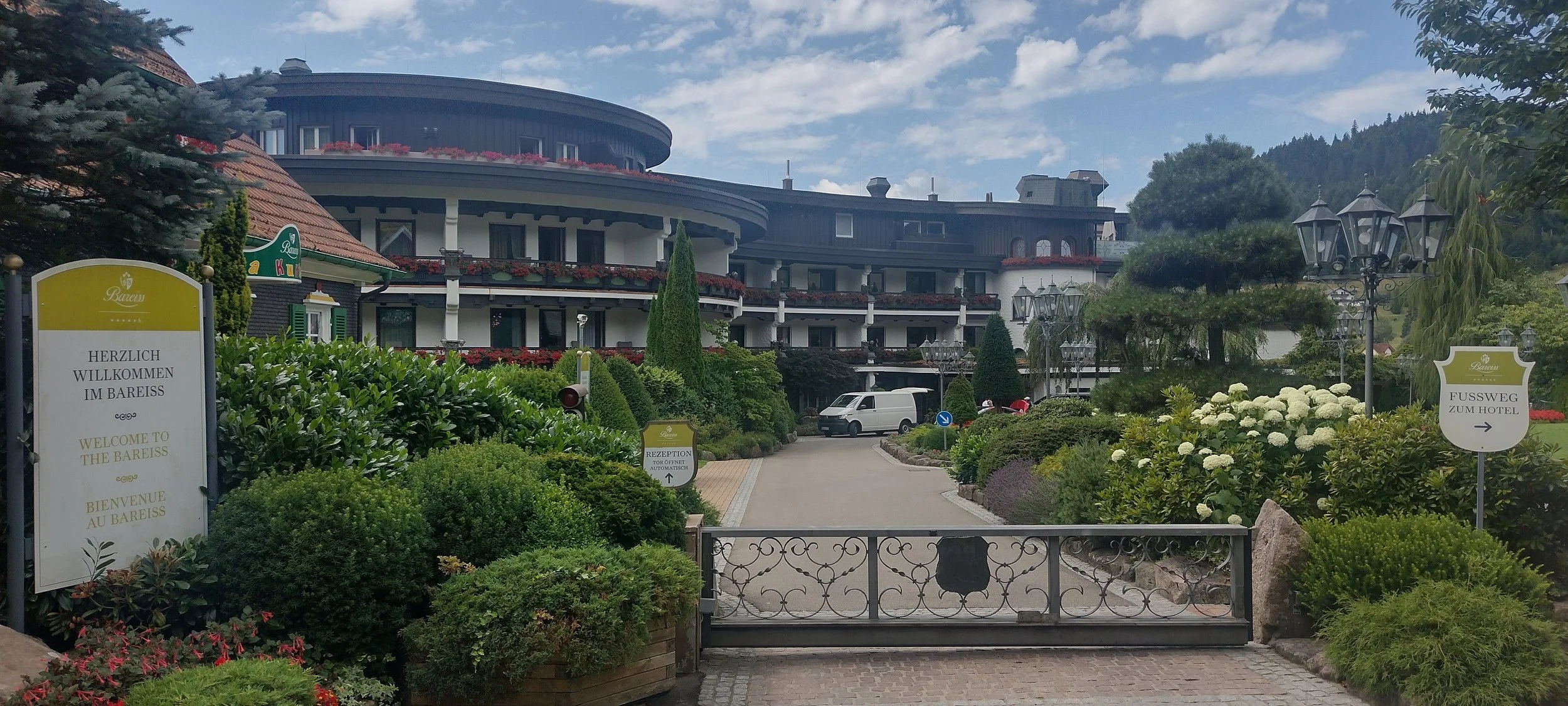 Außenansicht des Dreisterne-Restaurants Bareiss in Baiersbronn