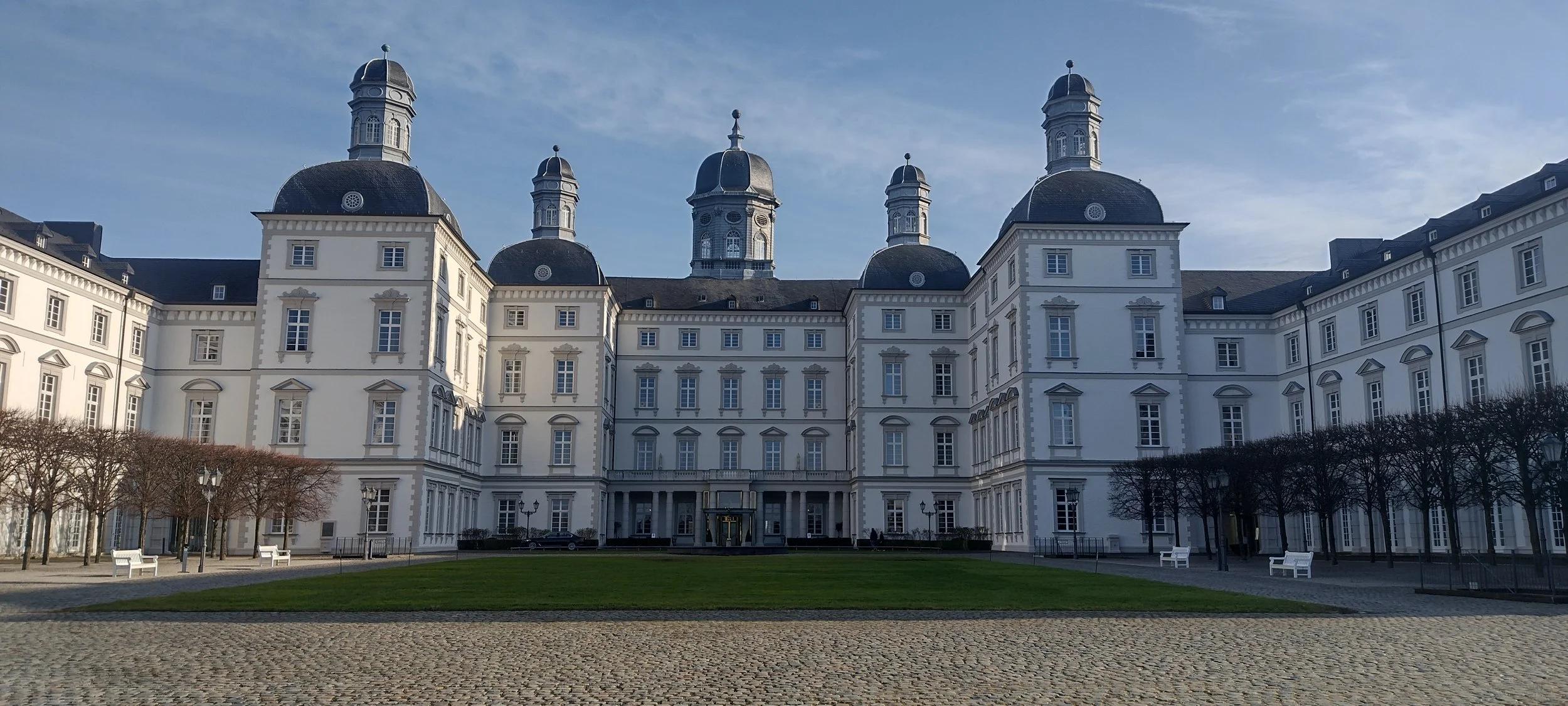 Trattoria Enoteca: Im Schatten des Dinos