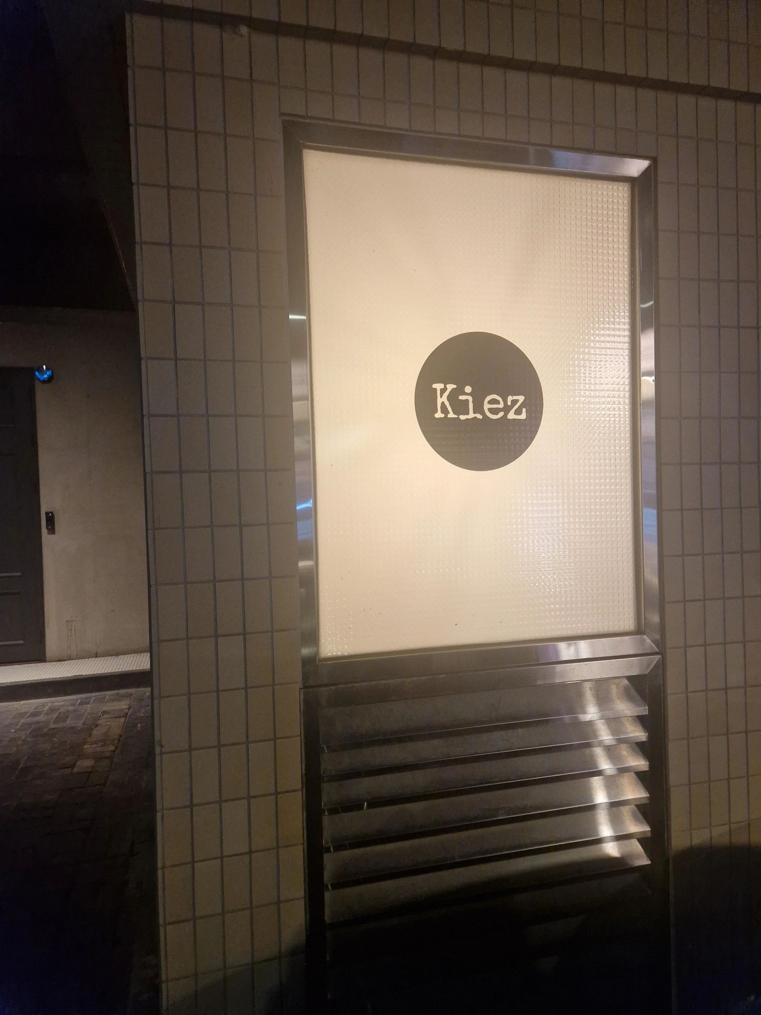 Tür von der Bar Kiez in Seoul - auf Tanoshimi - Fine Dine & Wein, dem Restaurantblog mit Bewertungen, Berichten, Rezensionen, Erfahrungen und Kritik zu Fine Dining bzw. Sternerestaurants