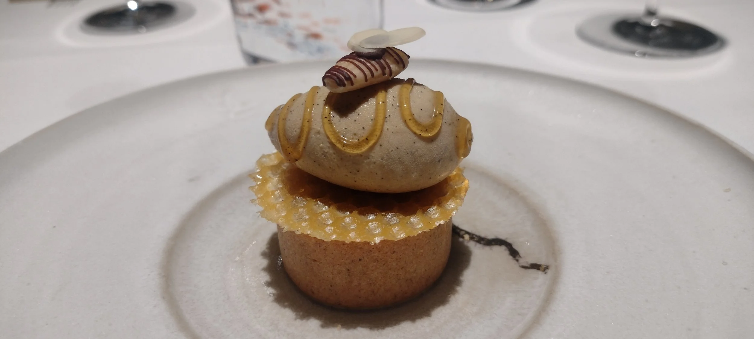 Der berühmte Bienenstich Intense von Benjamin Peifer in seinem Zweisternerestaurant in der Pfalz