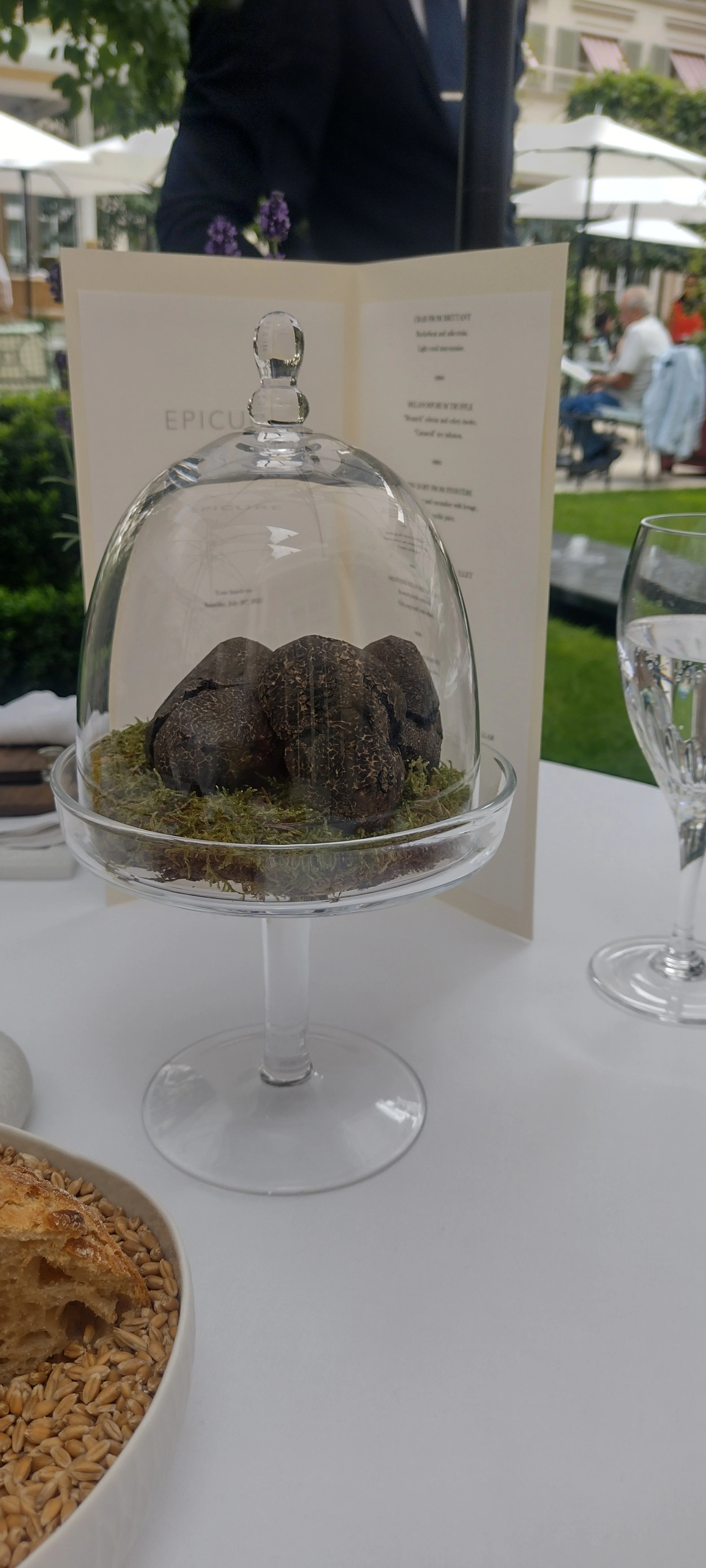 Ein Gericht aus dem Restaurant Epicure in Paris auf Tanoshimi - Fine Dine & Wein, dem Restaurantblog für Restaurantkritiken, Bewertungen, Fine Dining, Wein und Rezensionen.