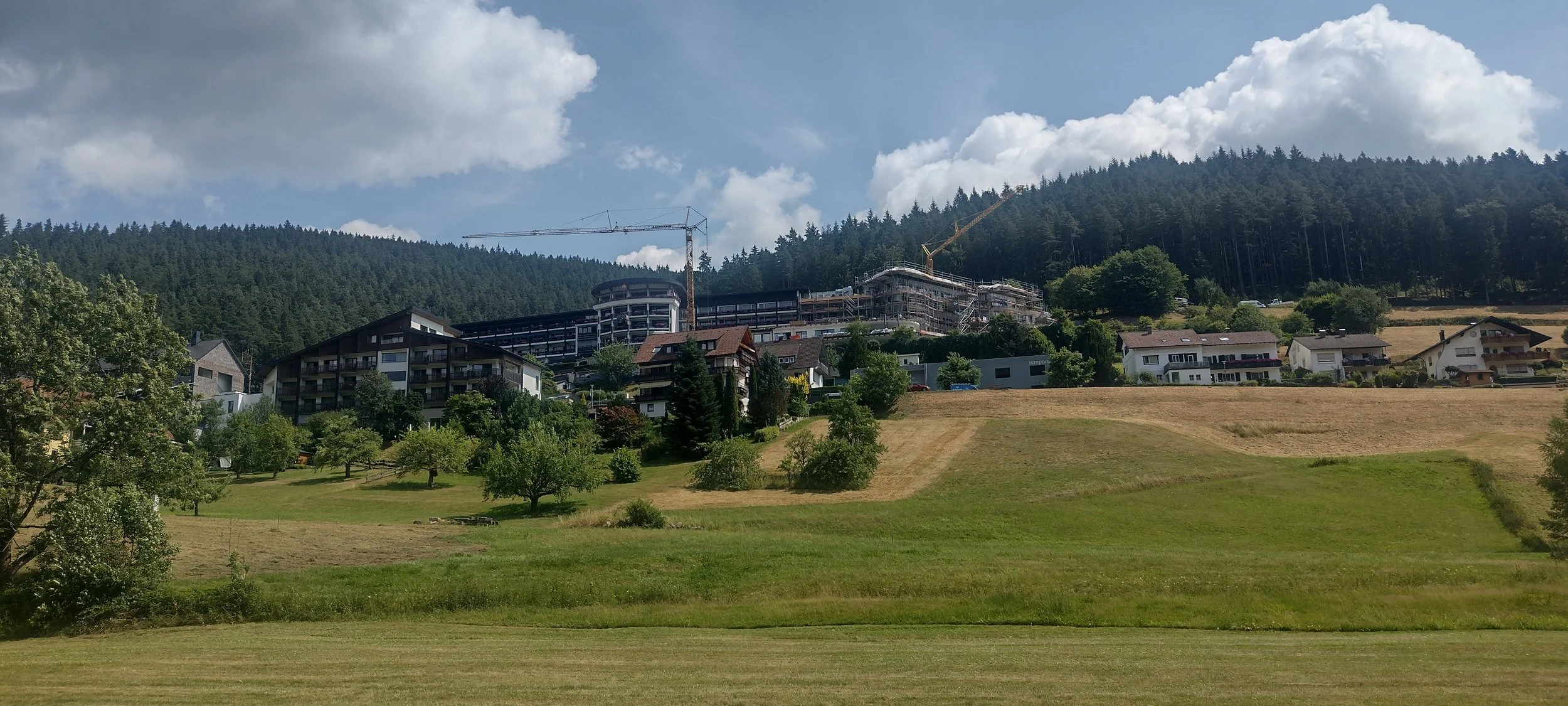 Außenansicht des Hotels Traube Tonbach mit dem Restaurant Schwarzwaldstube in Baiersbronn