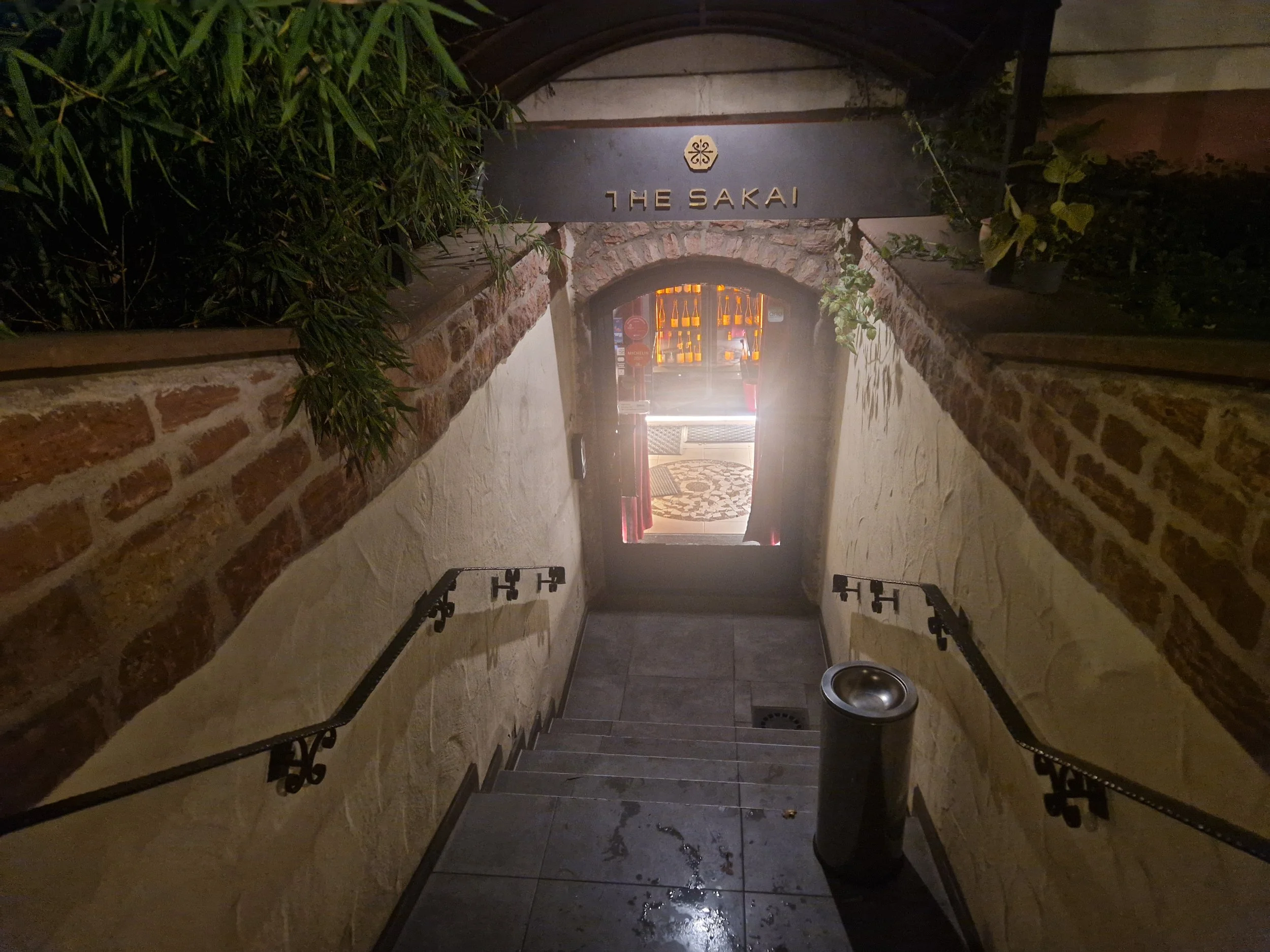 Außenansicht des The Sakai in Frankfurt im Rahmen einer Restaurantkritik auf Tanoshimi.eu, einem führenden Restaurantblog