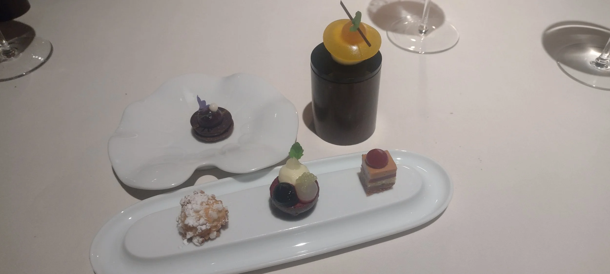 Friandises im Dreisterne-Restaurant Bareiss in Baiersbronn