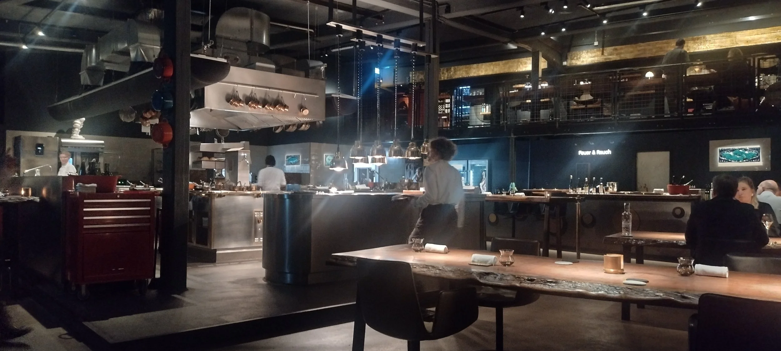 Innenansicht des 100/200 Kitchen in Hamburg auf dem Restaurantblog Tanoshimi - Fine Dine & Wein. Hier findet sich ein Restaurant-Bericht zum 100/200 Kitchen und andere Bewertungen, Kritiken und Rezensionen von Sternerestaurants und Fine Dining