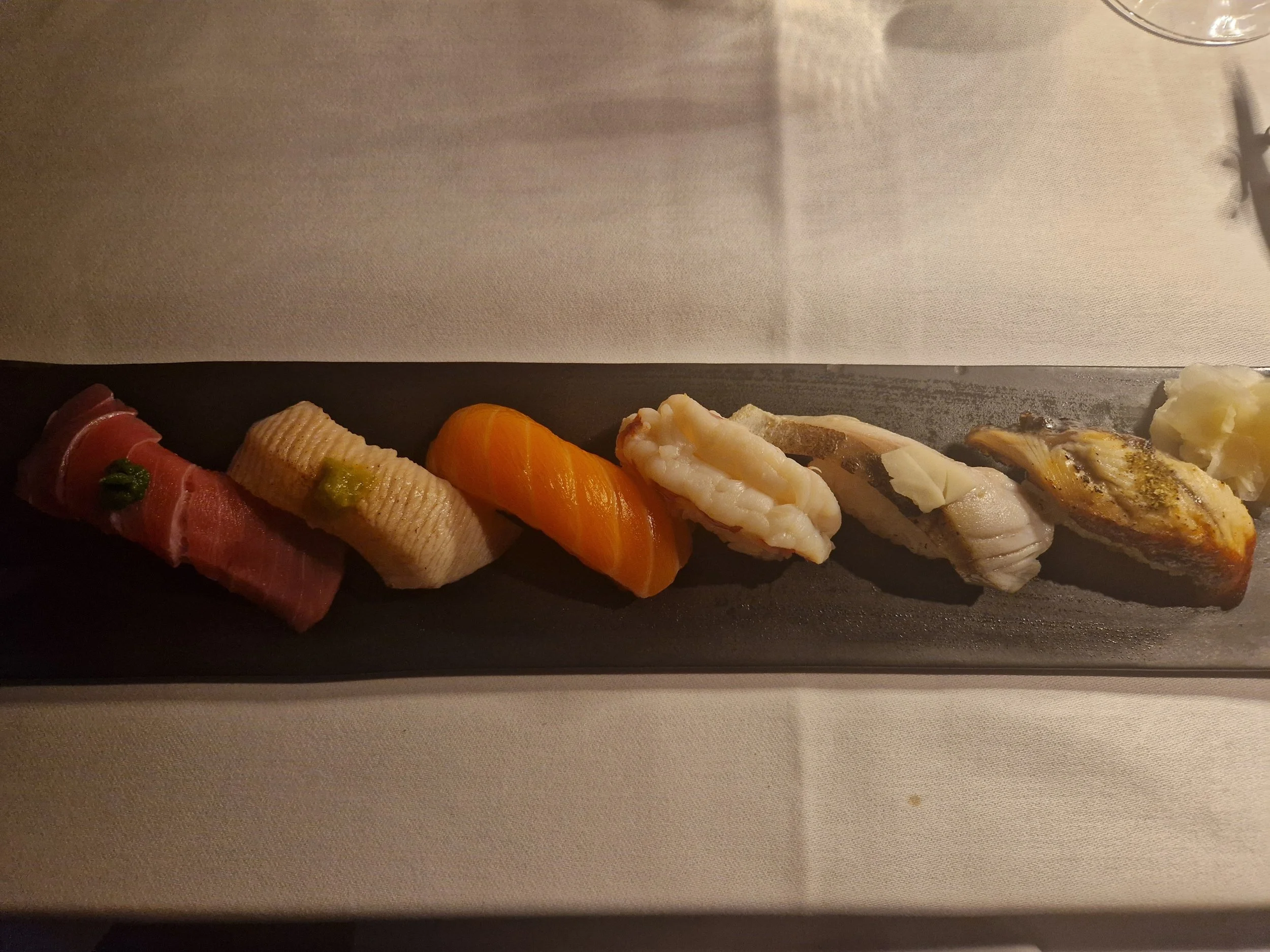 Nigiri Sushi im Sakai in Frankfurt. Das Bild findet sich auf dem Restaurantblog Tanoshimi - mit Restaurantberichten und Restaurantkritiken