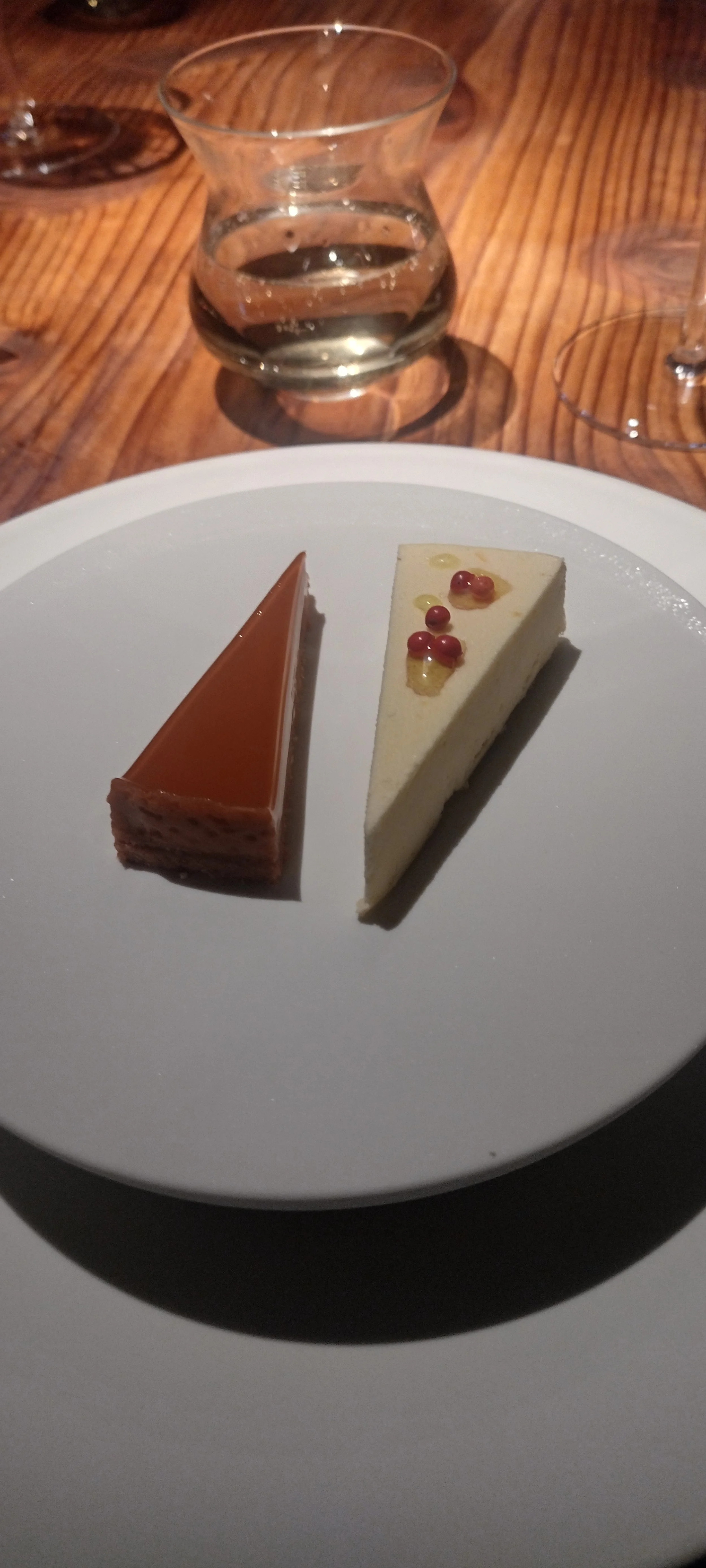 Nachtisch im 100/200 Kitchen in Hamburg auf dem Restaurantblog Tanoshimi - Fine Dine & Wein. Hier findet sich ein Restaurant-Bericht zum 100/200 Kitchen und andere Bewertungen, Kritiken und Rezensionen von Sternerestaurants und Fine Dining