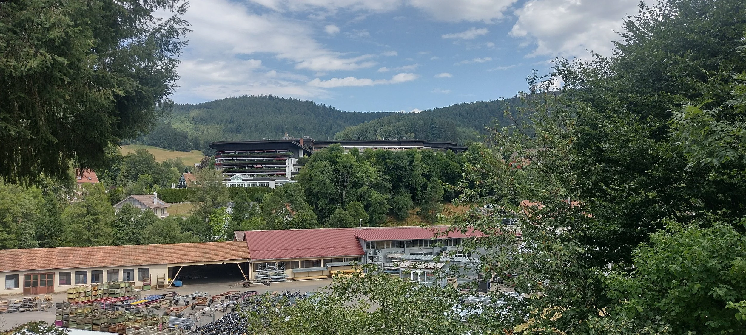 Sicht auf das Dreisterne-Restaurant Bareiss in Baiersbronn von der Ferne