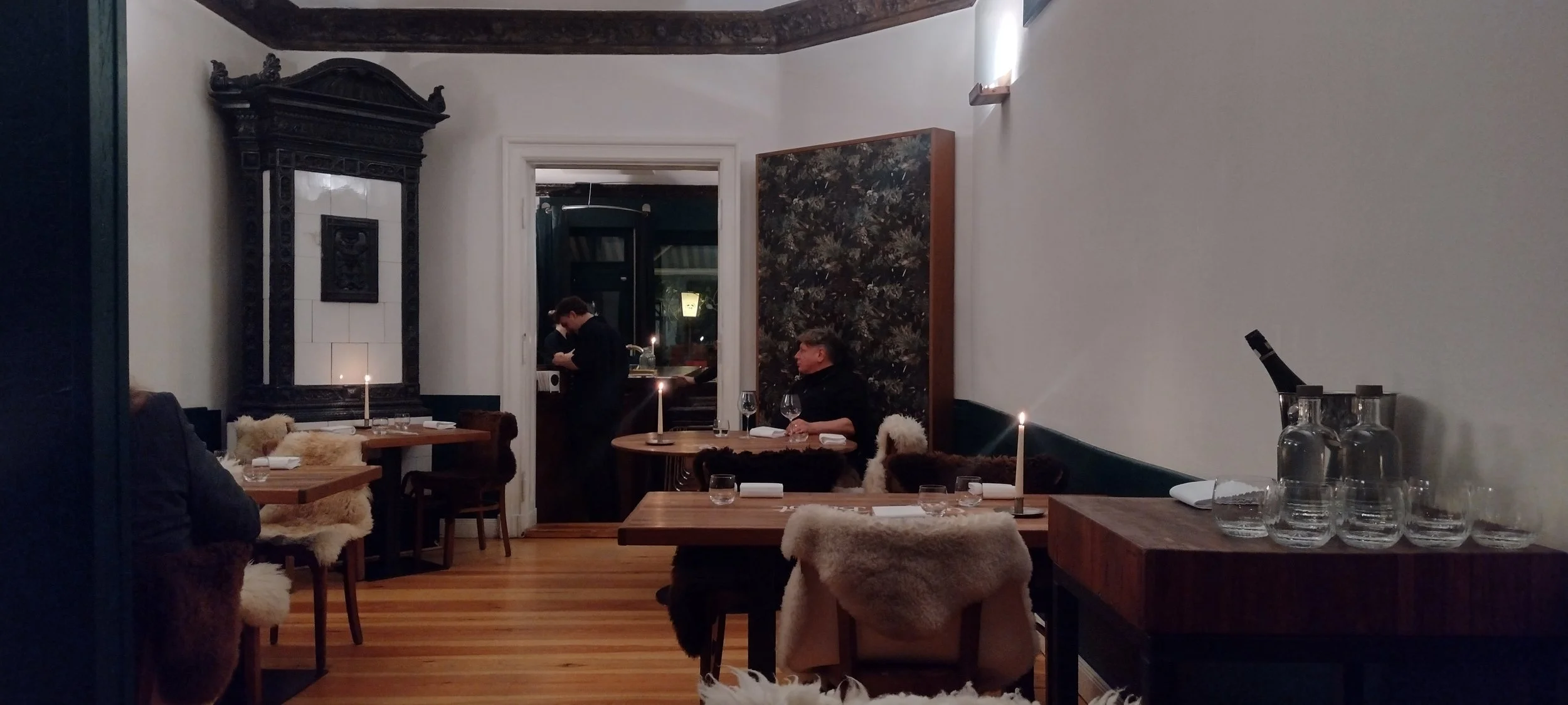 Innenansicht des Berliner Restaurants Tulus Lotrek von Max Strohe und Ilona Scholl. Der Bericht dazu findet sich auf Tanoshimi - Fine Dine & Wein, wo es zahlreiche Restaurantberichte, Restaurantkritiken, Rezensionen und Restaurantbewertungen gibt.