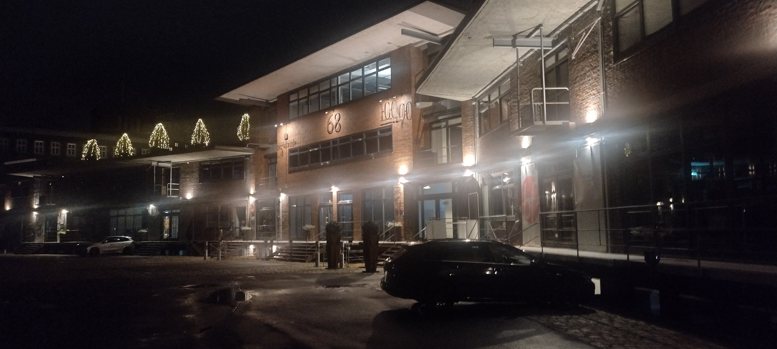 Außenansicht des 100/200 Kitchen in Hamburg auf dem Restaurantblog Tanoshimi - Fine Dine & Wein. Hier findet sich ein Restaurant-Bericht zum 100/200 Kitchen und andere Bewertungen, Kritiken und Rezensionen von Sternerestaurants und Fine Dining