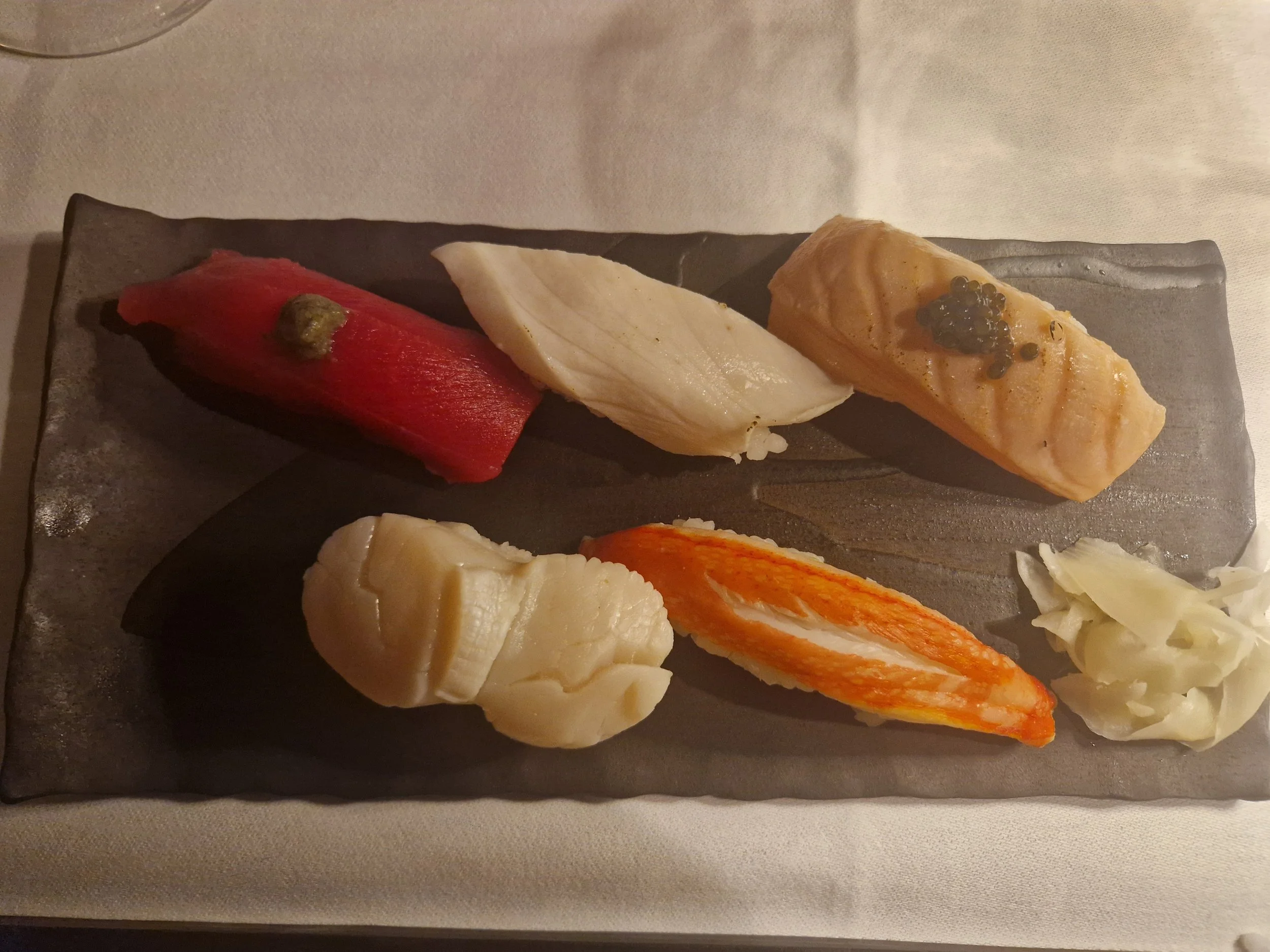 Nigiri Sushi im The Sakai in Frankfurt. Auf dem Restaurantblog Tanoshimi - Fine Dine & Wein für Fine Dining, Restaurantberichte und Restaurantkritiken
