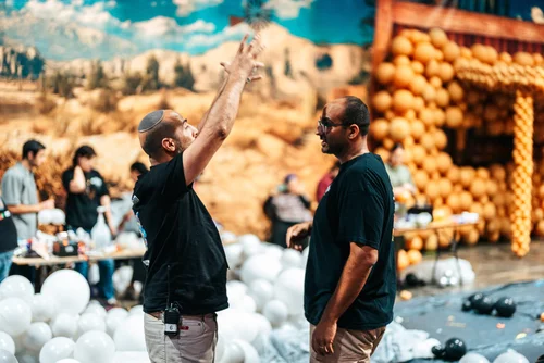 Kobi Kalimian sculpting a large balloon installation — VisionAir