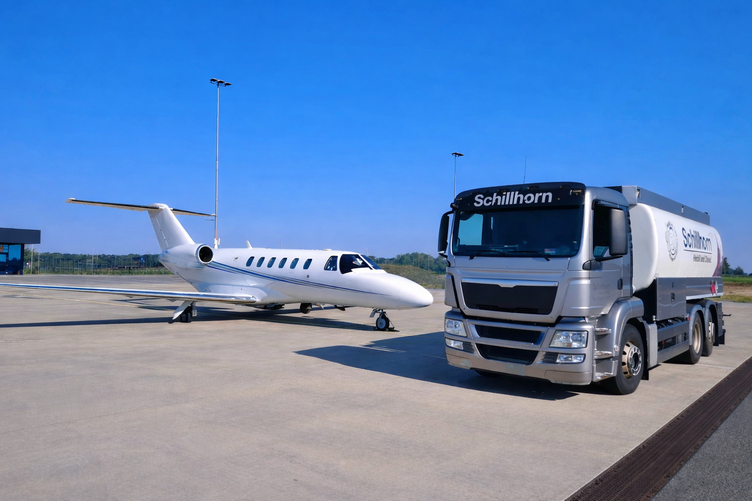 Ein Bild, das einen Flugfeldtankwagen der Firma Schillhorn Energie darstellt.