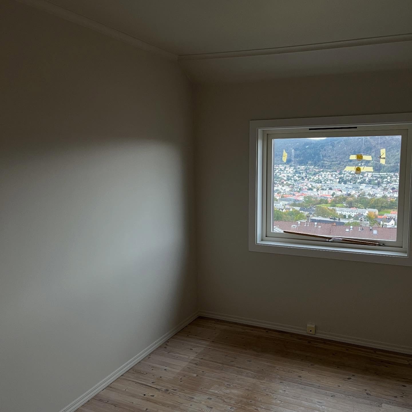 Jobben e gjort😁 Helsparkling, pussing og maling av 2 soverom. Maling av vinduer og vegger i gang😌