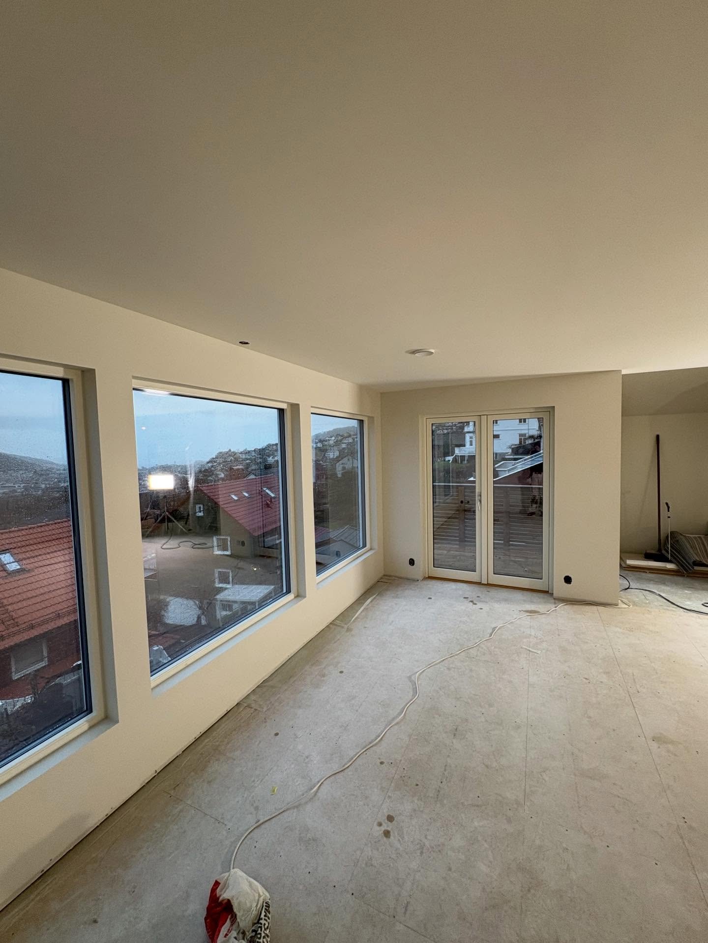 Ferdig med sparkling, pussing og maling p&aring; Land&aring;s #3 🤌🏻 Farge stue: Frostr&oslash;yk, Farge kj&oslash;kken: Soothing beige.