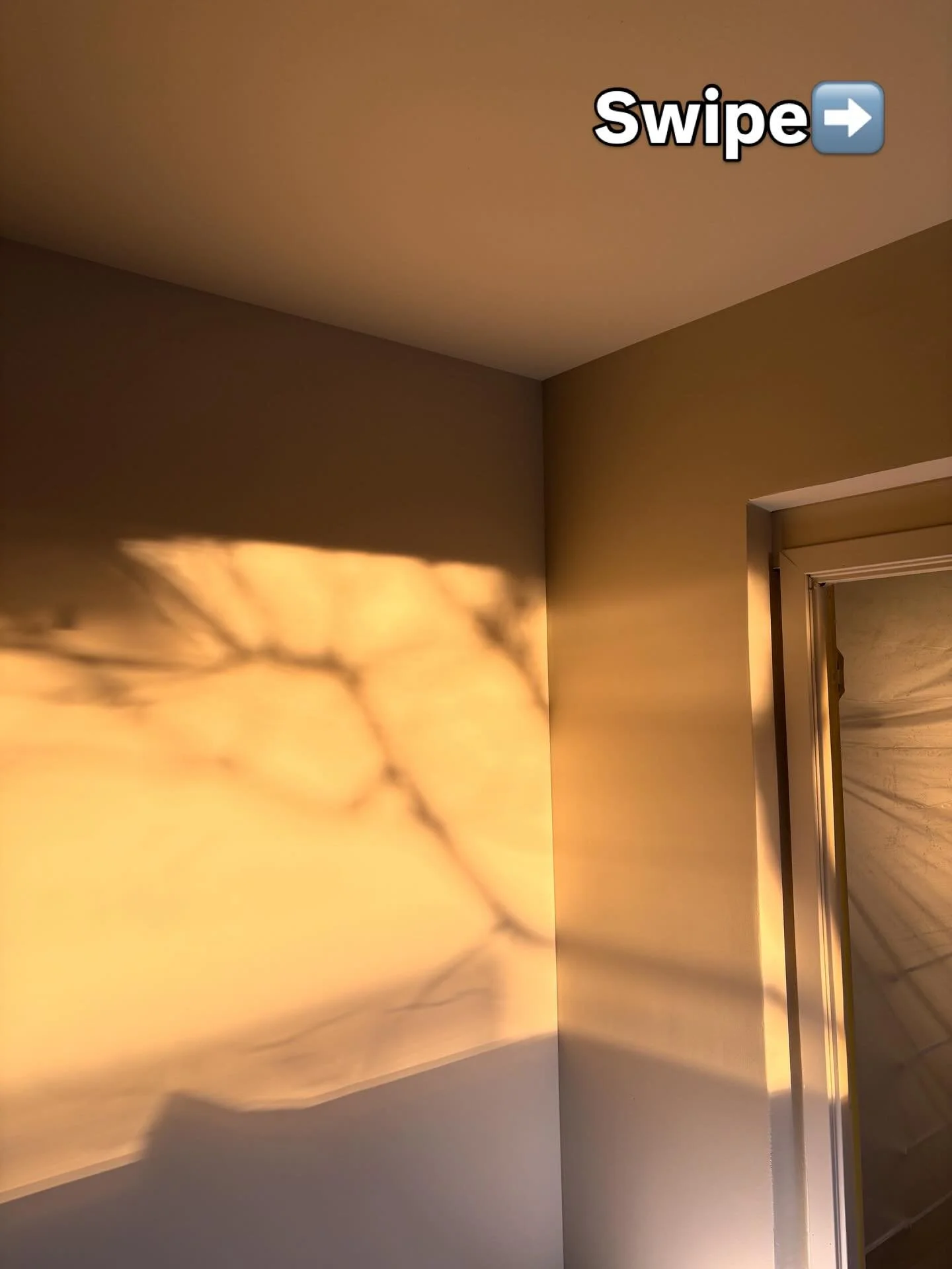 F&oslash;r vs etter

Her har vi gjort: 
Gipsforinger til listefrie vinduer, strimle tak-vegg overgang med straigtflex remse, sparklet og malt alle flater. 
Farge: Sand