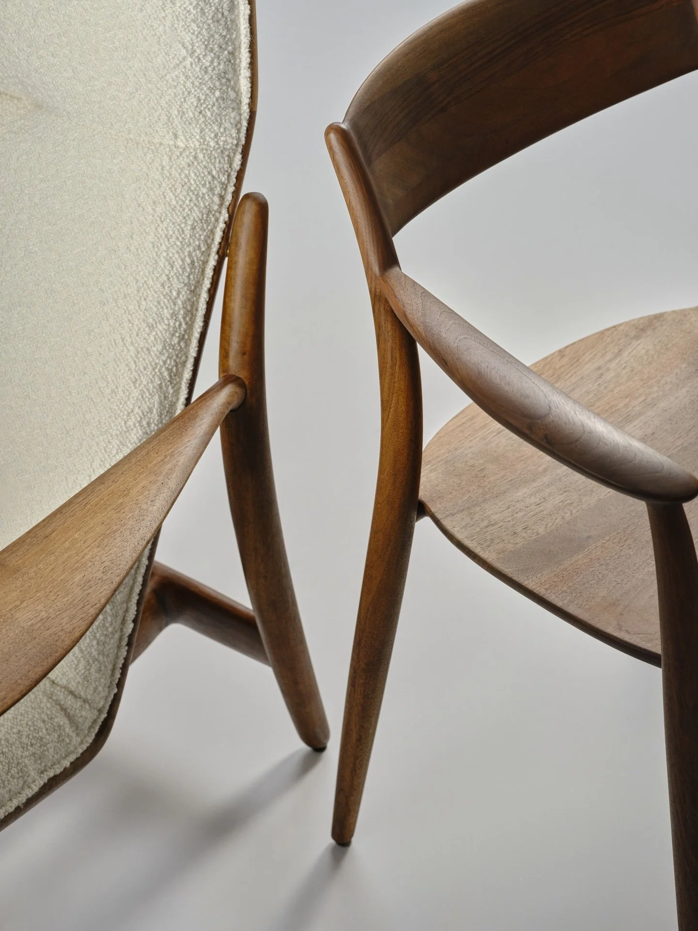 Our new Nila Lounge collection evolved from the Nila chair, which served as the starting point for the series. The chair reinterprets the traditional typology of the upholstered armchair. A sturdy frame and almond-shaped armrests create an archetypal