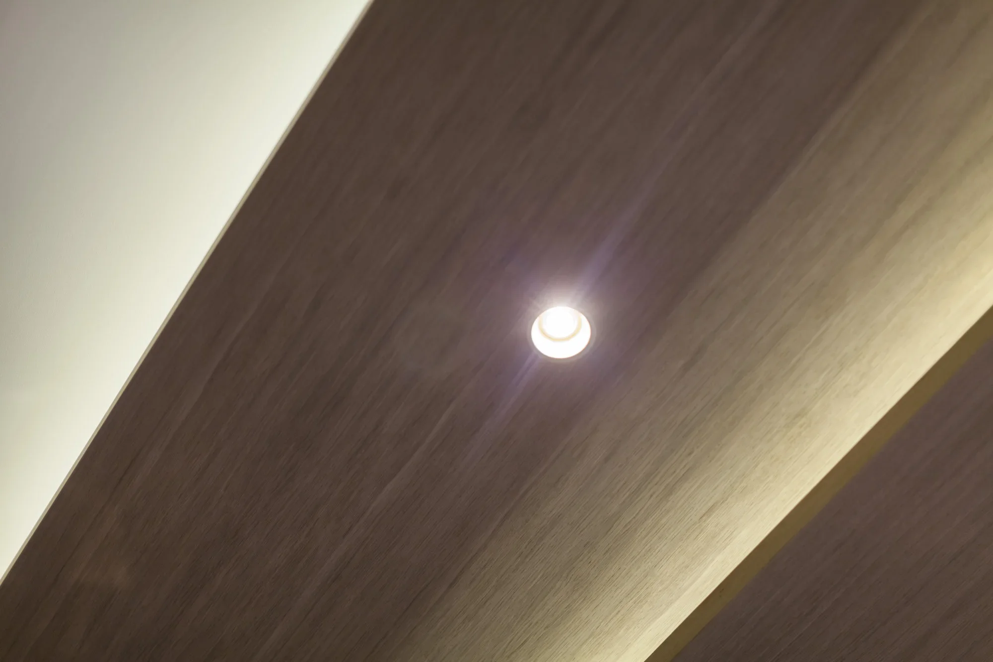 Geometrical wooden panels complementing light and interior flow