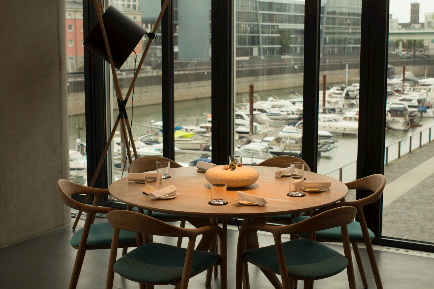 Shift table lamp version with simple, functional design