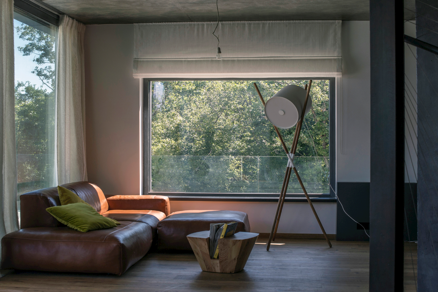 Shift table lamp version with simple, functional design