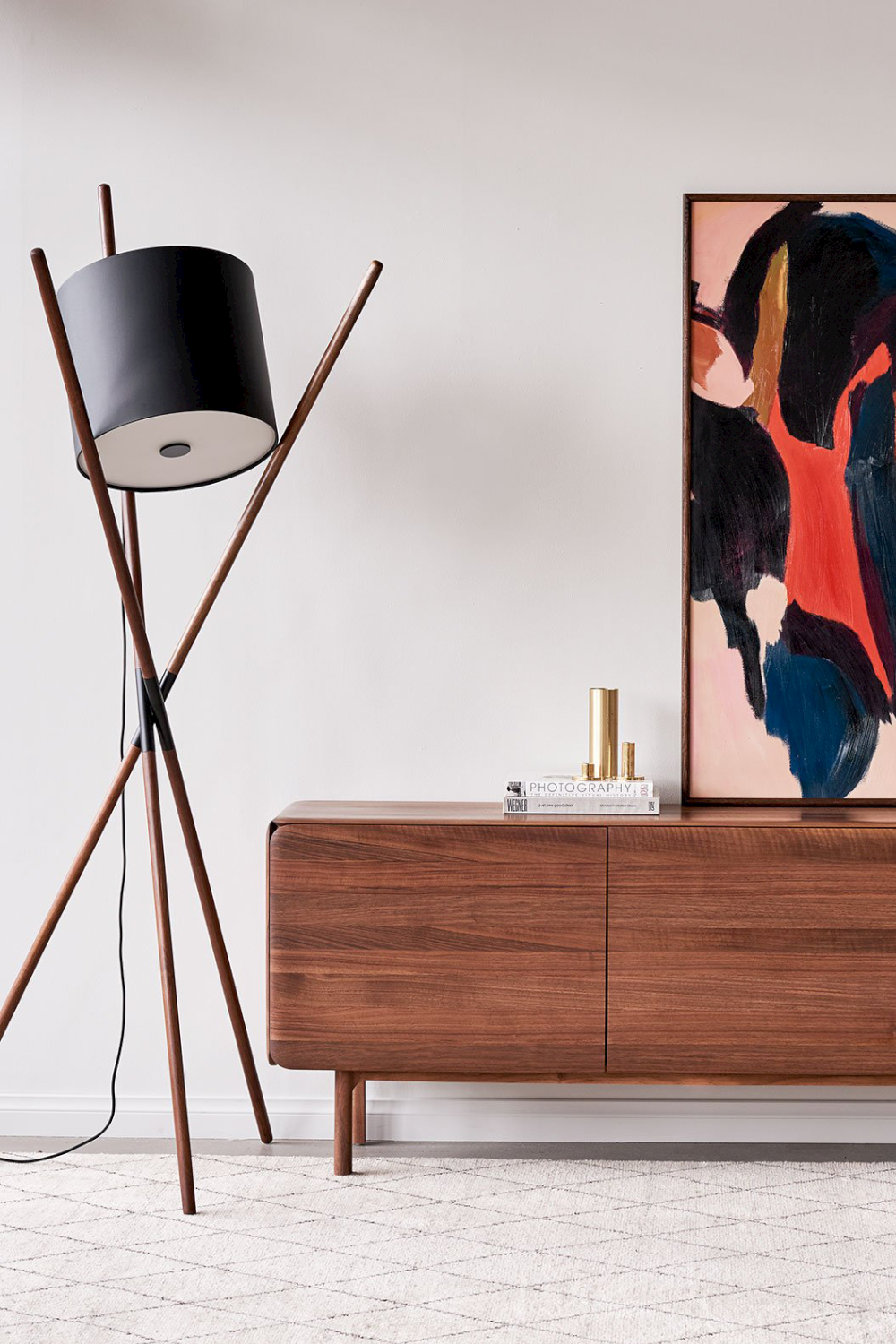 Shift table lamp version with simple, functional design