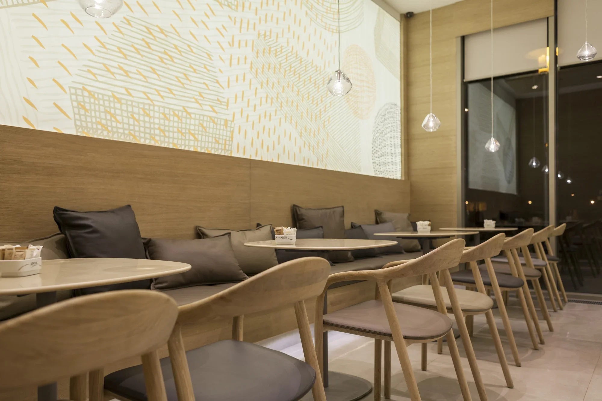 Geometrical wooden panels complementing light and interior flow