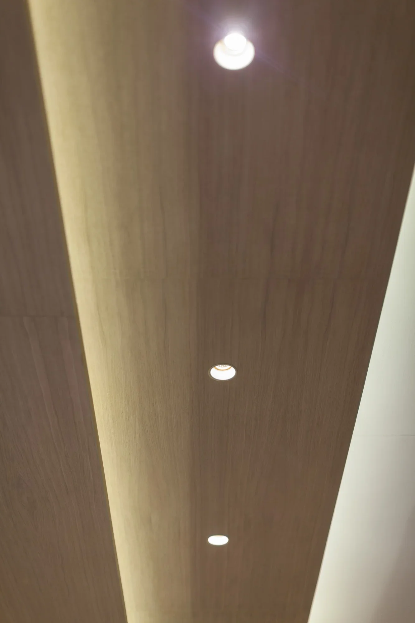 Geometrical wooden panels complementing light and interior flow