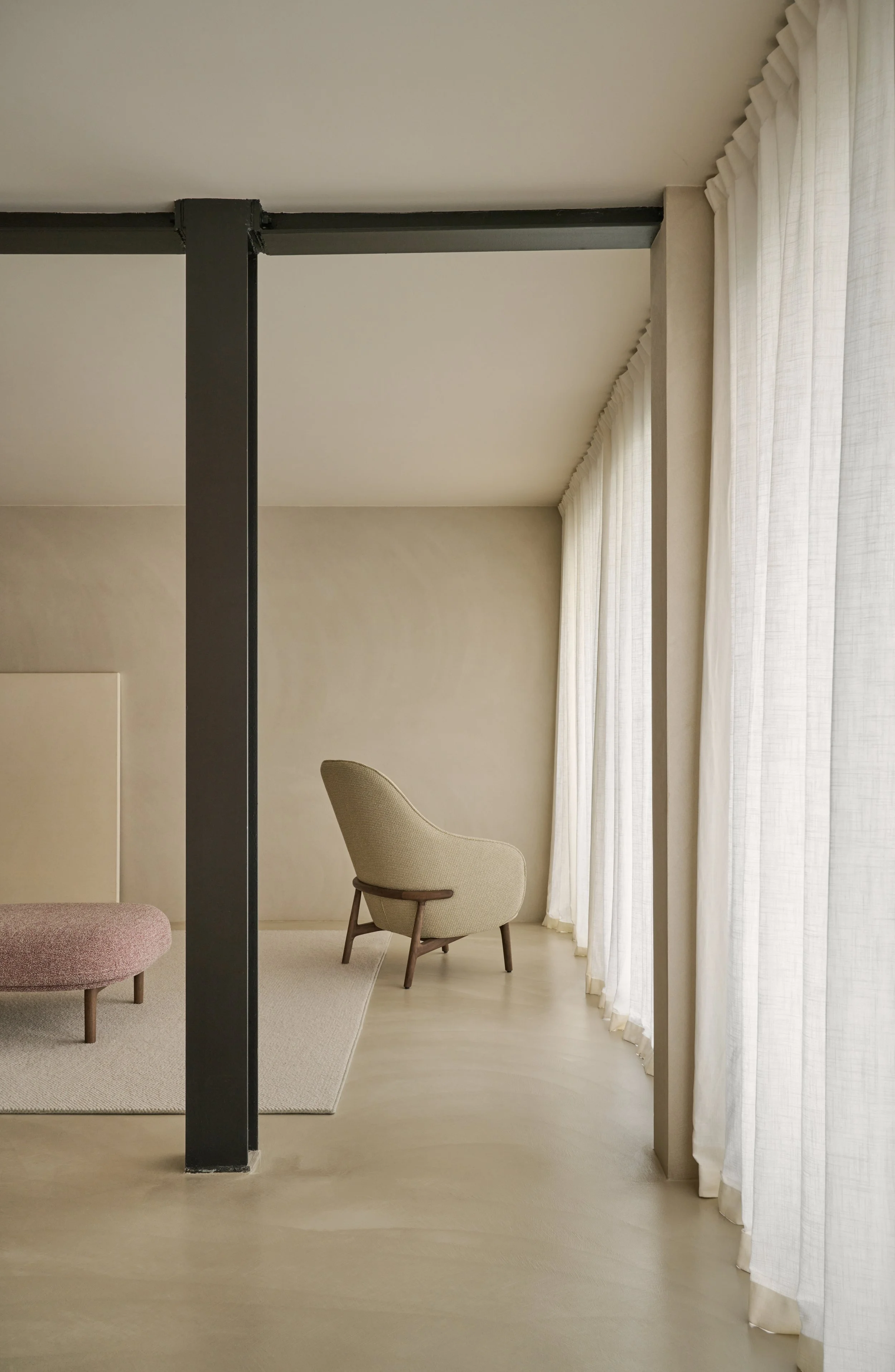 Mela sofa with upholstered seat and backrest, available in multiple sizes and supported by a solid wood frame.