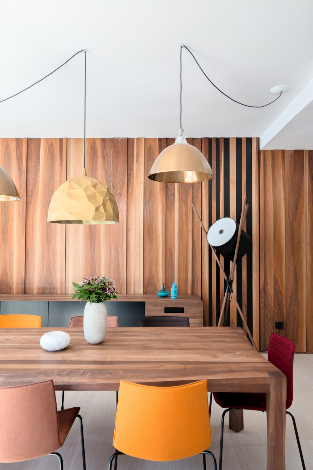 Shift table lamp version with simple, functional design