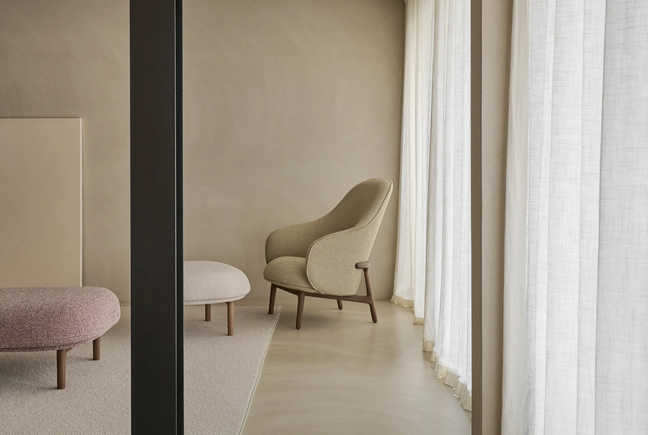 Mela sofa shown in different dimensions, highlighting the collection’s adaptable proportions.