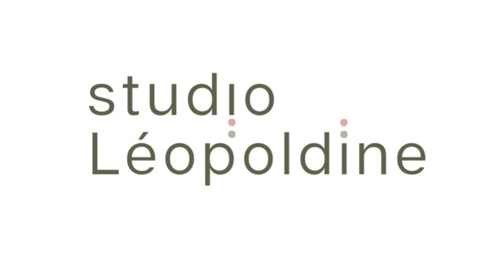 Logo avec le texte 'Studio Léopoldine' en gris foncé, avec petits points rose et gris au-dessus des lettres 'i'.