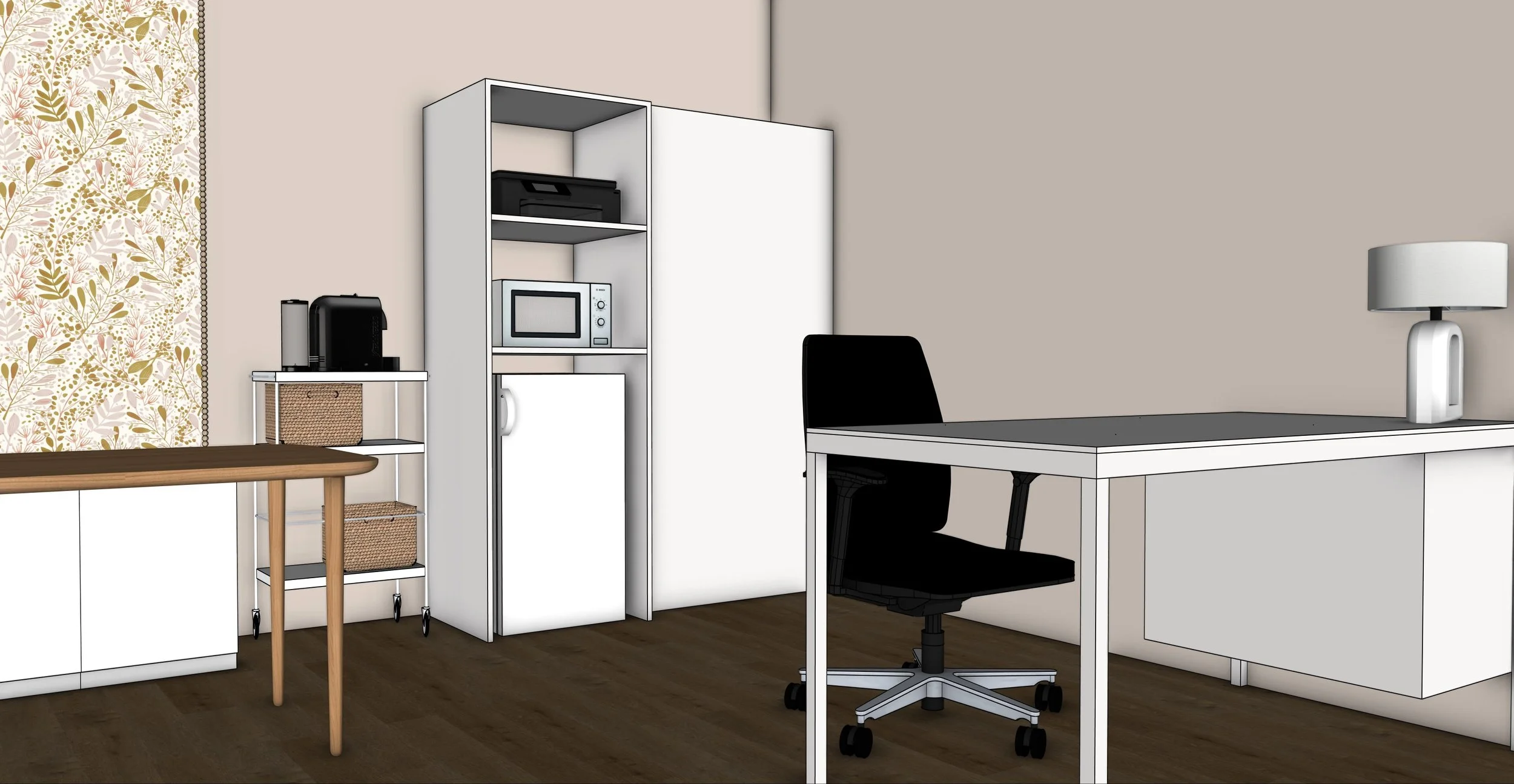 Un bureau avec une chaise noire, une lampe blanche, un bureau blanc, une étagère blanche avec un micro-ondes, un réfrigérateur, un four micro-ondes, une machine à café, et un étagère avec des paniers en osier, dans une pièce aux murs beige et sol en bois.
