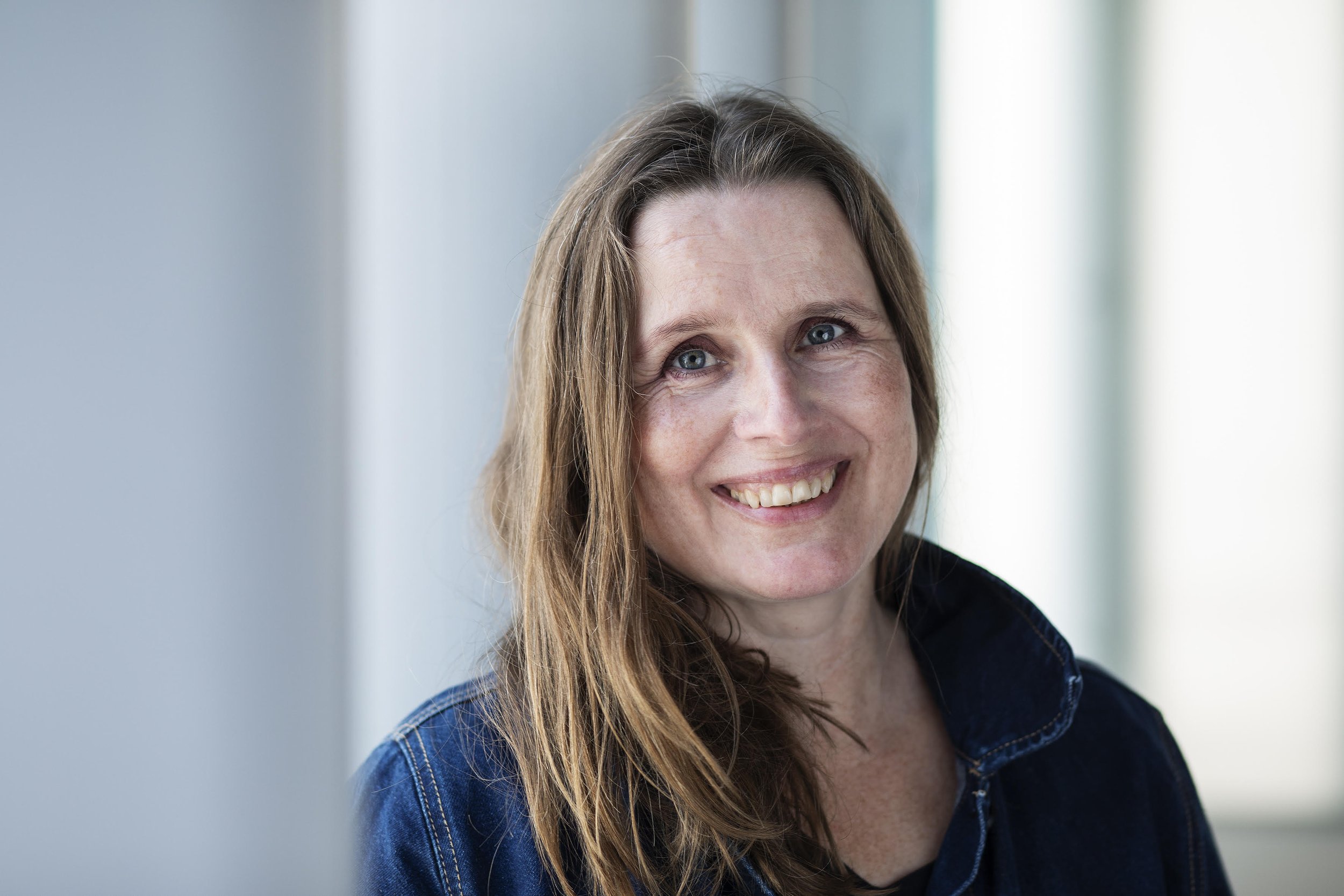 Portrett av gestalterapeut Ida Zernichow Mathistad. Hun smiler inn i kamera mot en lys bakgrunn.