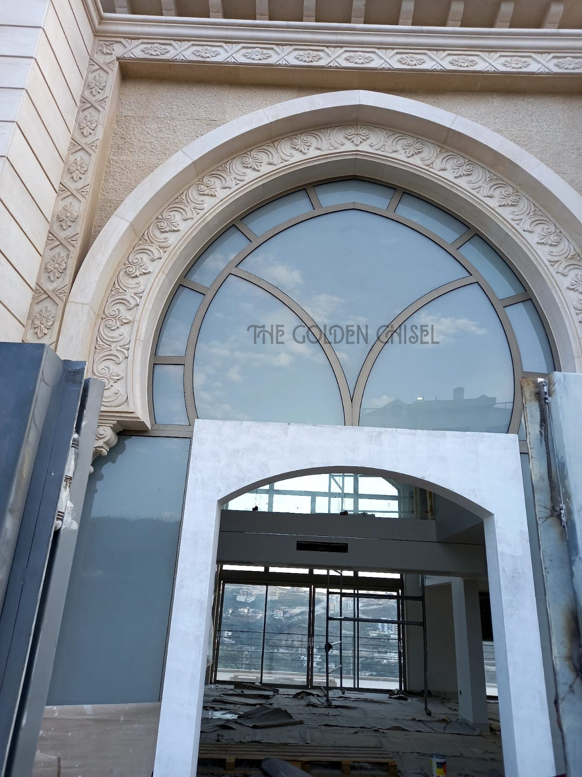 مدخل وبوابة فيلا فاخرة من الحجر الطبيعي مع قوس حجري مزخرف وأعمدة وتفاصيل منحوتة، Luxury stone villa entrance and gate featuring a carved stone arch, elegant columns, and decorative stone details.