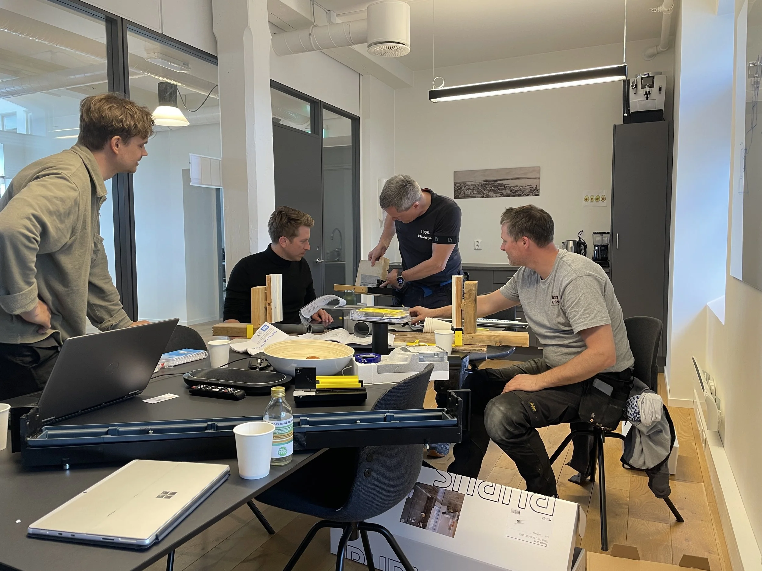 Stemma-teamet diskuterer produktutvikling og innovative løsninger for bygg og våtrom.