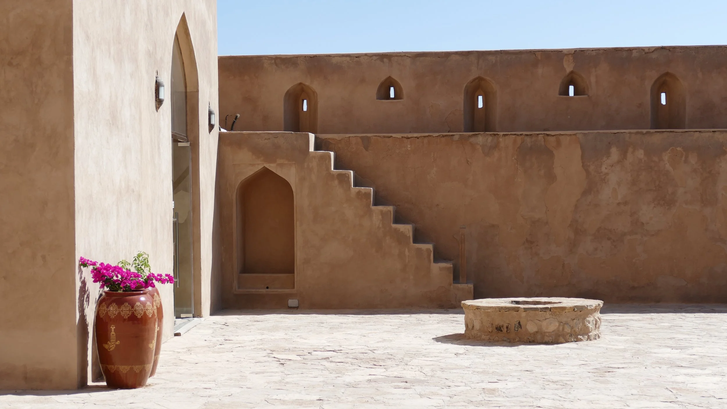 Zandkleurige muren van fort in Oman
