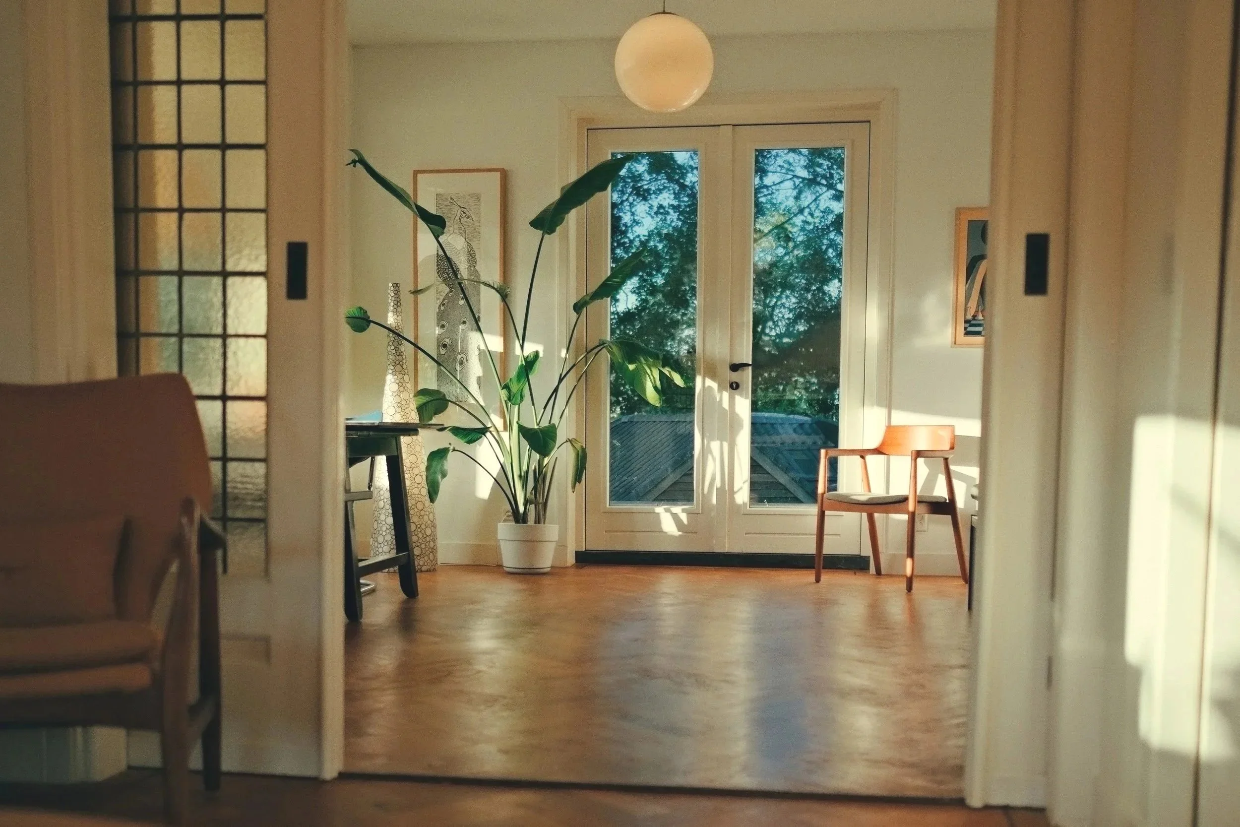 Lichte woonkamer met natuurlijk licht en uitzicht op de tuin