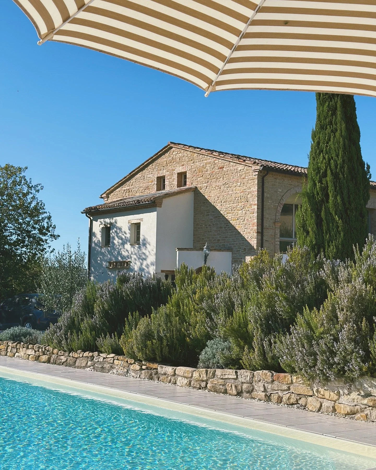 The tomatoes still warm from the sun
Slow mornings with homemade cakes and hot coffee
The dinner tables that start in daylight and end under stars
Aperitivo (and not just any aperitivo but one made by Gio @houseofnegroni) always five minutes away
Thi