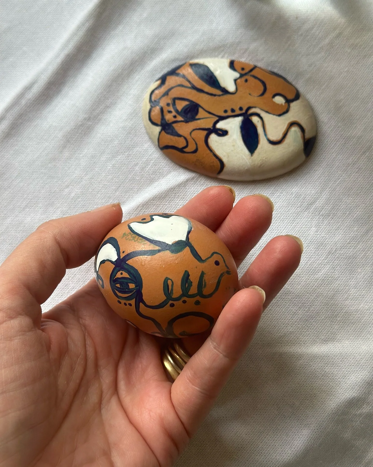 Hand painted eggs by @fciaudano
she charges each one with an intention of peace. We love this so much.

Easter is getting close and we&rsquo;re already playing with table ideas 🥚

Eggs organic, from happy kitchens, always &mdash; @countryhouse_antic