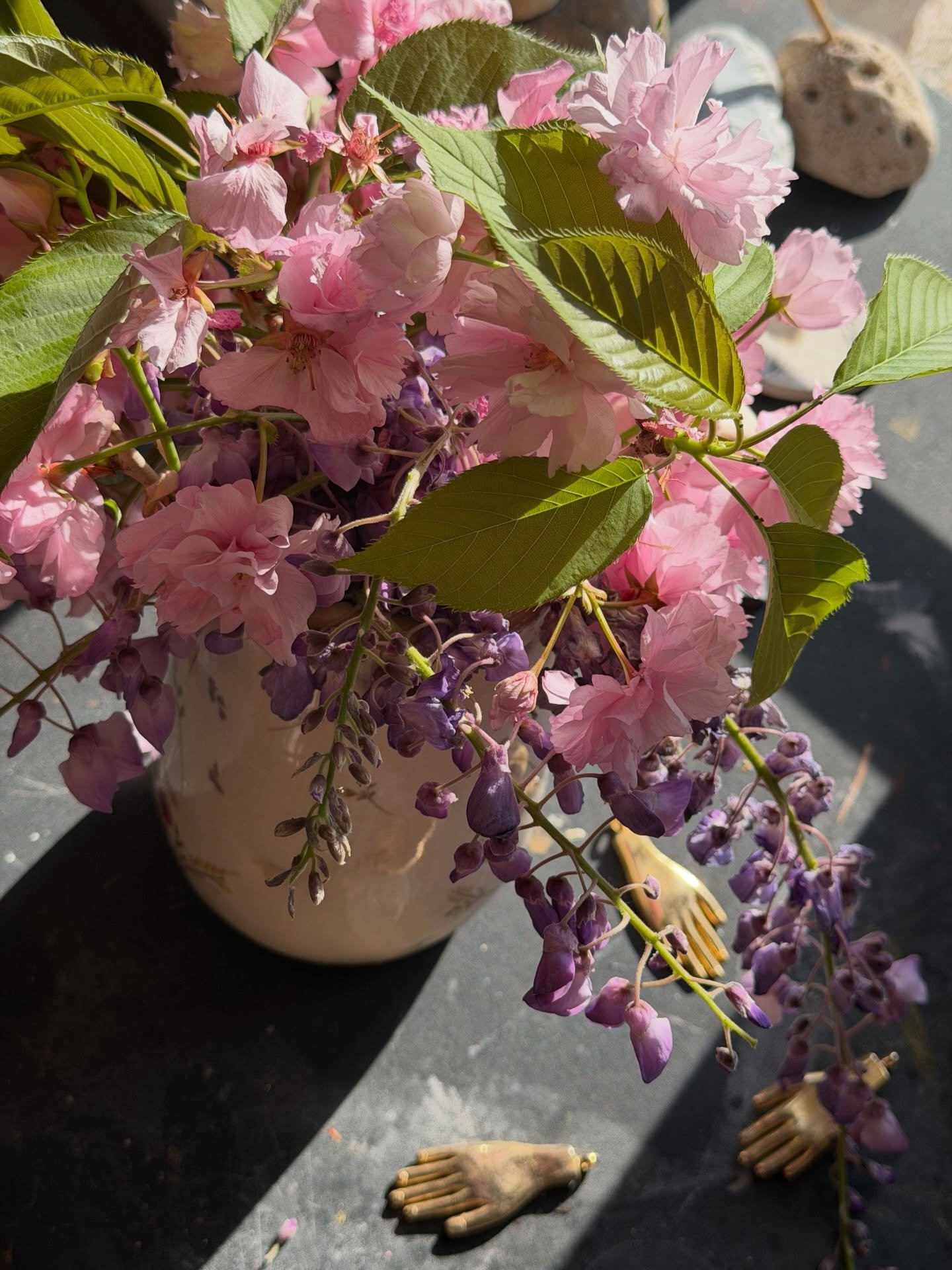 &laquo;Ci sono delle persone
che lasciano dei segni.&raquo;
Ah s&igrave;?
E cosa rimane
quando la porta si chiude
e il silenzio torna?
Rimane qualcosa di caldo
sul bordo delle sedie,
nelle tazze ancora calde,
nel modo in cui la luce
sembrava diversa
