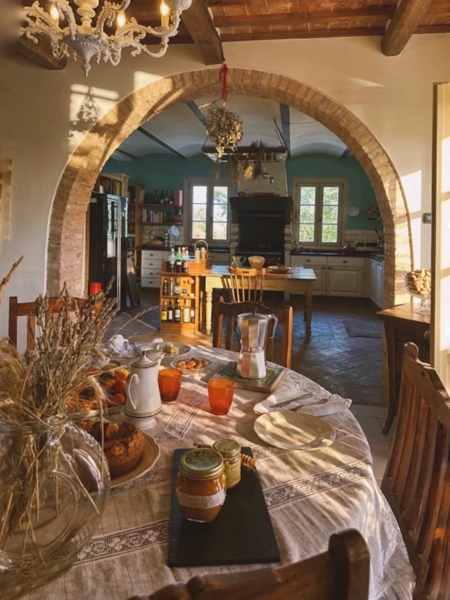 Stamattina non avevo fretta.
E per un momento mi sono sentita strana.
Il pane era in forno. Il caff&egrave; era pronto. Fuori le colline erano l&igrave;, come sempre.
Non ho fatto niente di speciale.
E allora &mdash; tazza di caff&egrave; in mano (qu