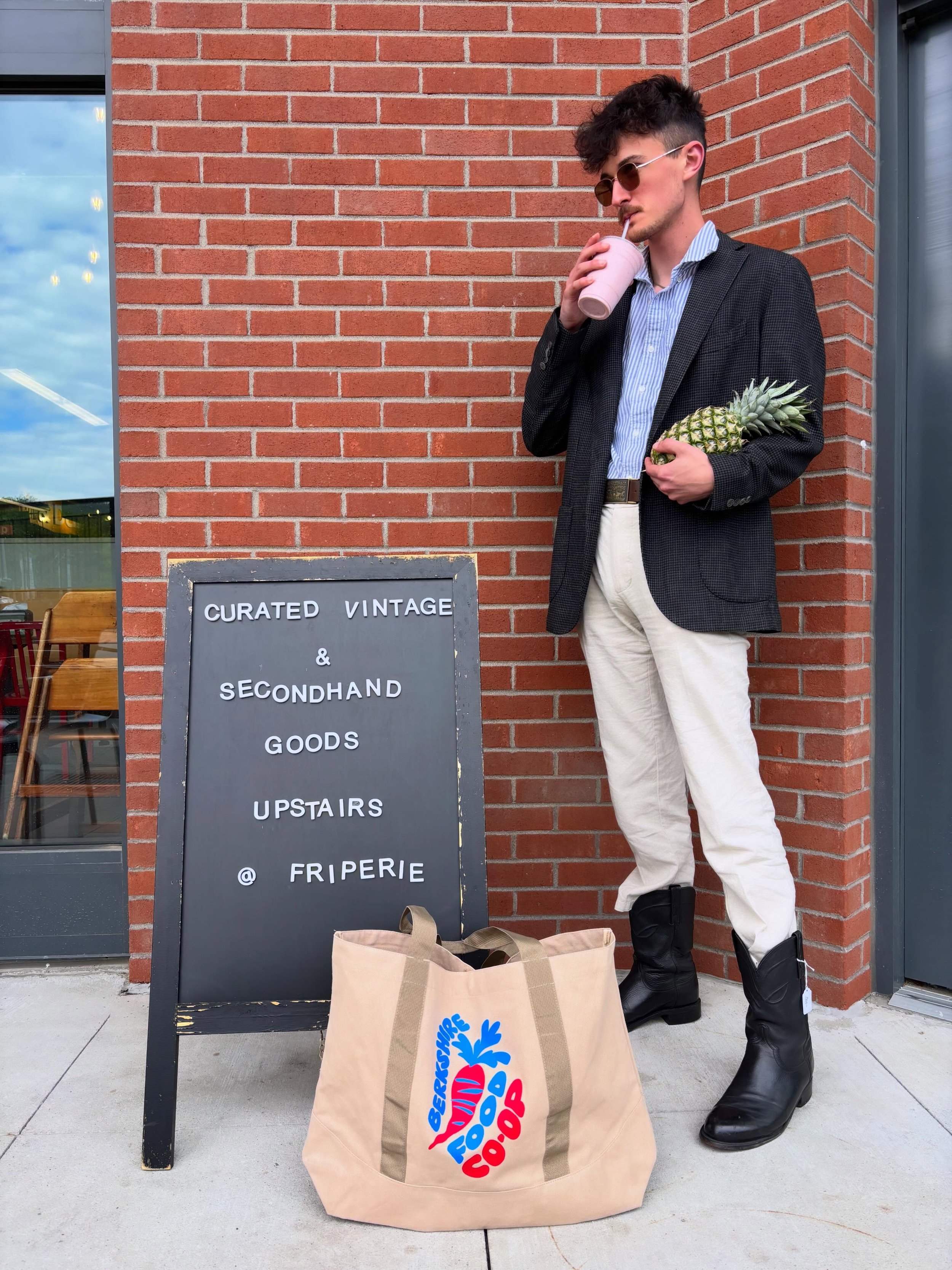 Weekends = 💗 grocery runs &amp; vintage treasures from @friperie_berkshires 🍍🛒✨🧥

Grab a snack &amp; a smoothie, then head upstairs to @friperie_berkshires 🫶