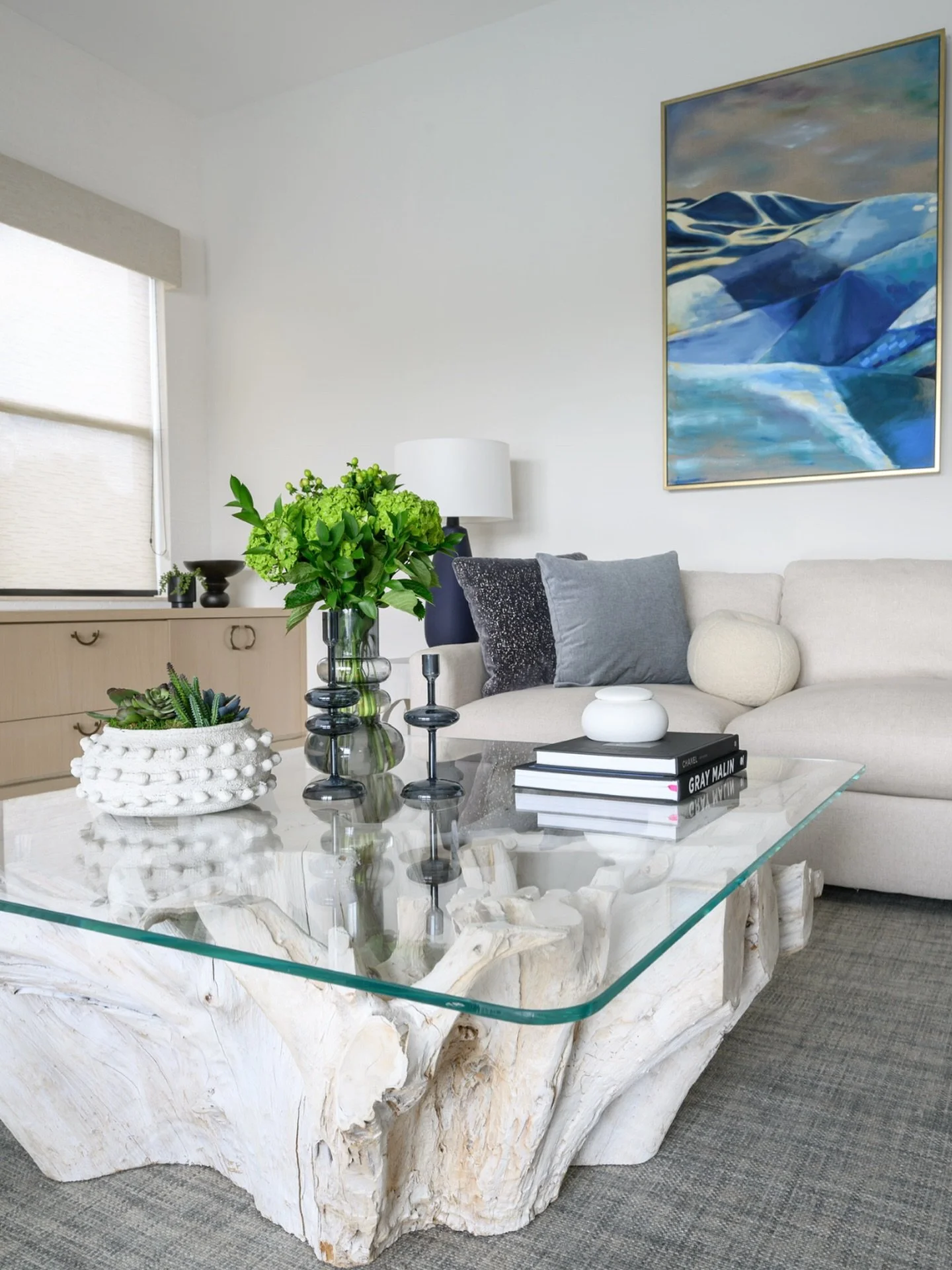 Why can&rsquo;t one room have two amazing focal points? Don&rsquo;t you think? @galapogroupdesign 
.
.
.
#InteriorDesign
#ModernLiving
#ContemporaryDecor
#HomeInspo
#DesignGoals
#LuxuryInteriors
#HomeDecorInspo
#ModernHomeDesign
#InteriorStyling
#Liv