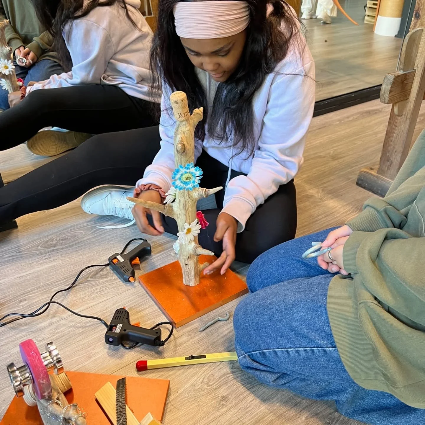 Ta turen til Startblokka i helgen: Guro Berger og Elwin Bradshaw inviterer til en kreativ workshop i skulptur av funne objekter.

Fredag 13.03 fra 16:00-19:00

Denne opplevelsen passer for b&aring;de sm&aring; og store. Sammen utforsker vi hvordan vi