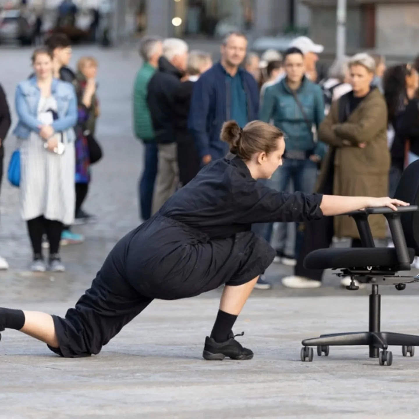Ta turen innom Startblokka p&aring; Oslo Open og bli kjent med noen av kunstnerne som holder til her. ✨ 
S&oslash;ndag 19.04 kl 12:00-17:00 

Her er noen av kunstnerne som har &aring;pent atelier:
Marte Dahl
Andrea Grundt Johns
Anna Fabricius 
Kier C
