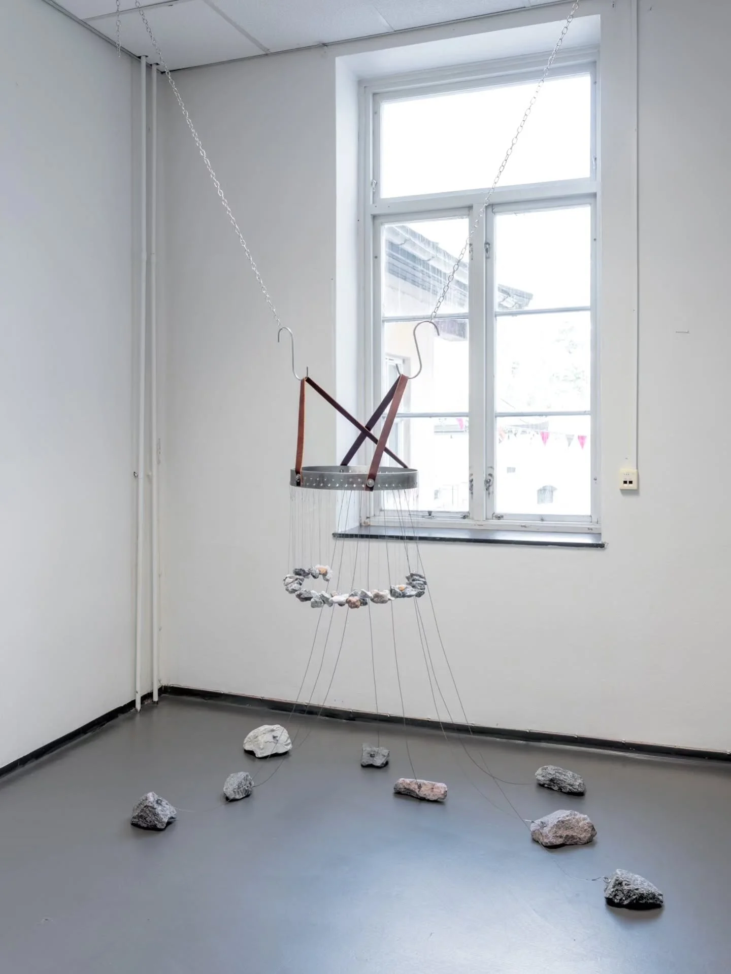 Tre kunstnere fra Startblokka er med p&aring; Kunstbiennale // Dikemark 2026, Marte Dahl (bilde 1-5) og Oda Bremnes (bilde 6-10) er en del av hovedutstillingen I RAND OG BILDE! I "platesjappa" (bilde 11-12) var det ogs&aring; mulig &aring; 