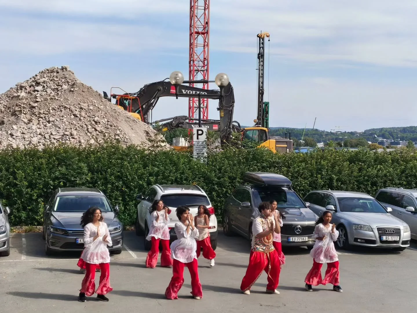 Indian Rhythms har hatt workshop denne uken og &oslash;ver til Oslo Mela Festival til helgen ✨ 

Her er fra &oslash;velsen i g&aring;r utenfor hovedinngangen p&aring; Startblokka!